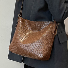 韩版复古时尚编织包包女2024新款小众大容量单肩斜挎包通勤腋下包