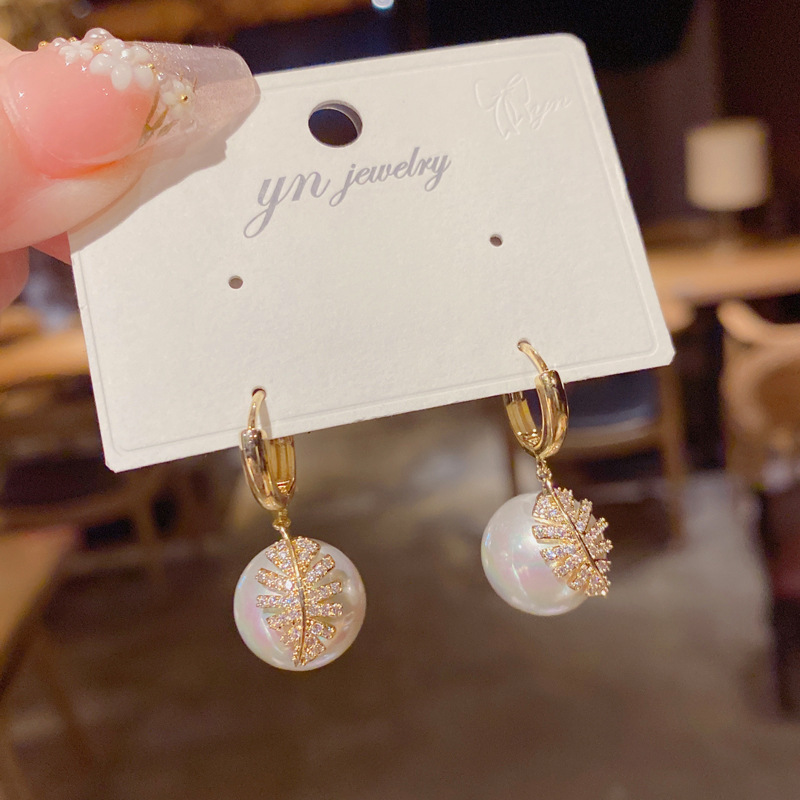 Dongdaemun micro con incrustaciones de ZIRCON hoja de perlas pendientes femeninos de Corea del Sur pendientes elegantes de la alta sociedad pendientes elegantes del todo-fósforo femenino