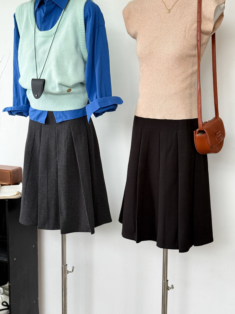 High-waisted A-line pleated skirt, retro style, suitable for spring and autumn, simple and versatile, slimming effect, casual and sporty short skirt