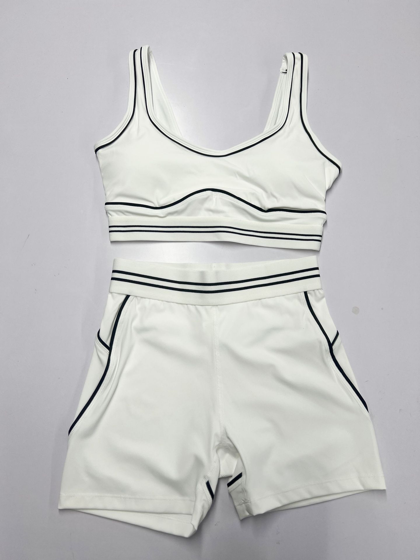 Line Blocked Nude Feel Shorts Set, U Shaped Backless Pullover, Tight Fitting, Breathable, Skin Friendly, Sports And Fitness Two Piece Set._ecoleips.com