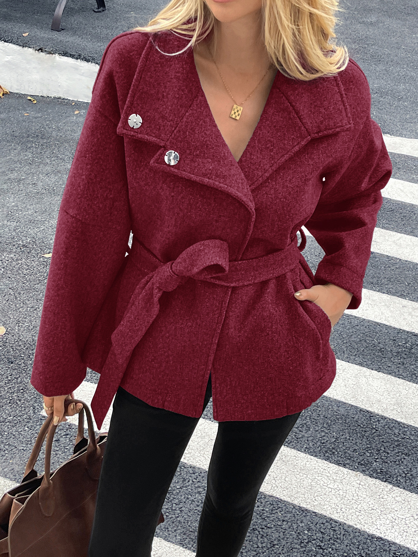 Elegant trenchcoat med skärp för dam i mörkgrått och vinrött_voghion.com