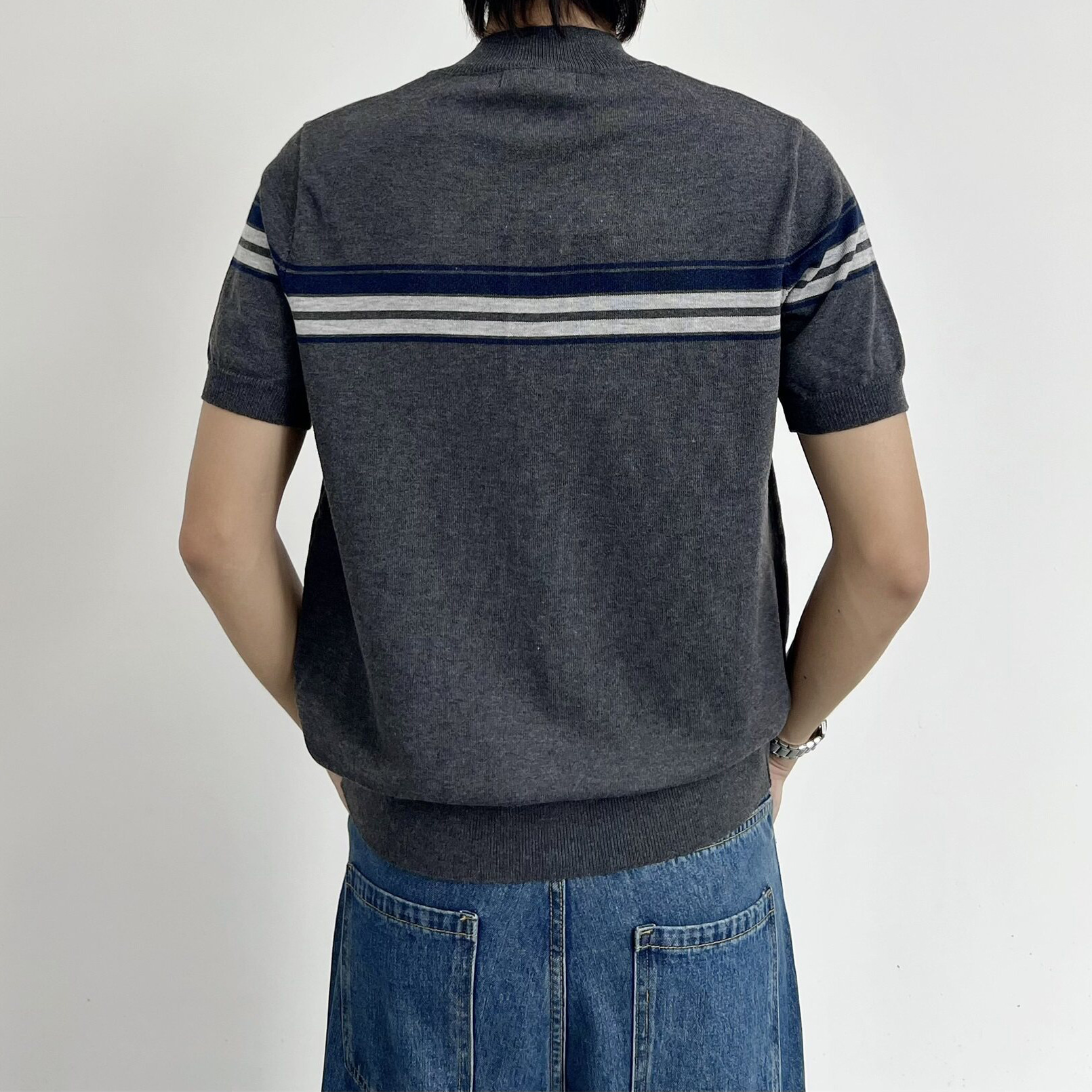 Gray series series de botones a rayas grises oscuras camisetas de punto camisas de manga corta hombres y mujeres viejos viento de hielo seda fábrica transfronteriza al por mayor
