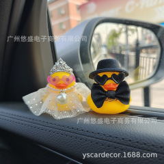 結婚式の小黄鴨の祝日の雰囲気新郎新婦鴨自動車センターコンソールの置物パーティーはかわいい置物を飾っている