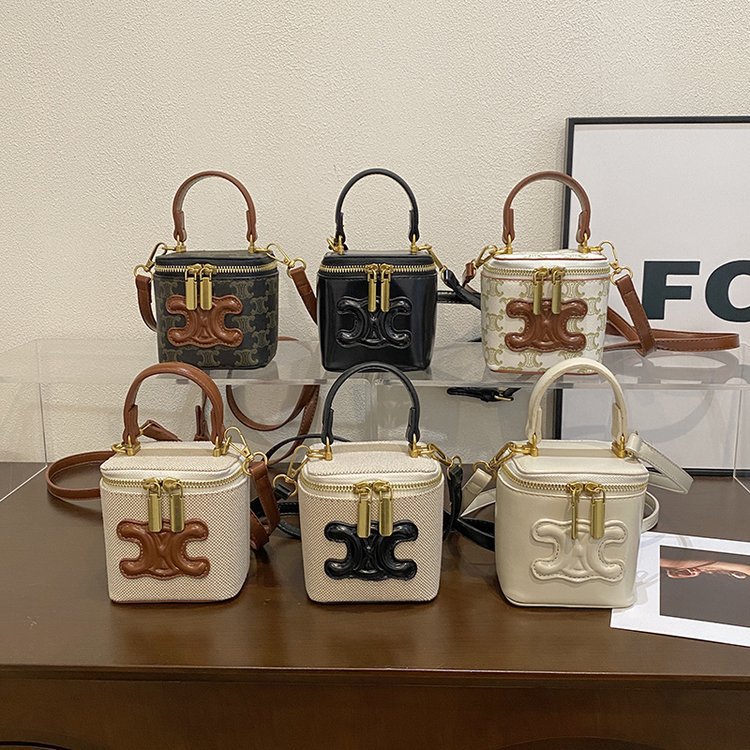 Cada bolso femenino es un trabajo minucioso del diseñador.