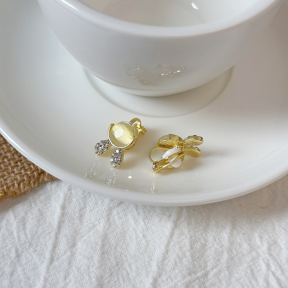 Versión coreana del temperamento de camelia, sin orejas perforadas, pinza para la oreja, flor de perla, tablero de ajedrez, pinza para la oreja triangular con diamantes, pendientes de nicho para mujeres