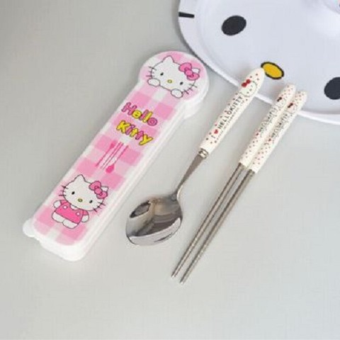 파우더 박스와 레드 KT 숟가락 젓가락