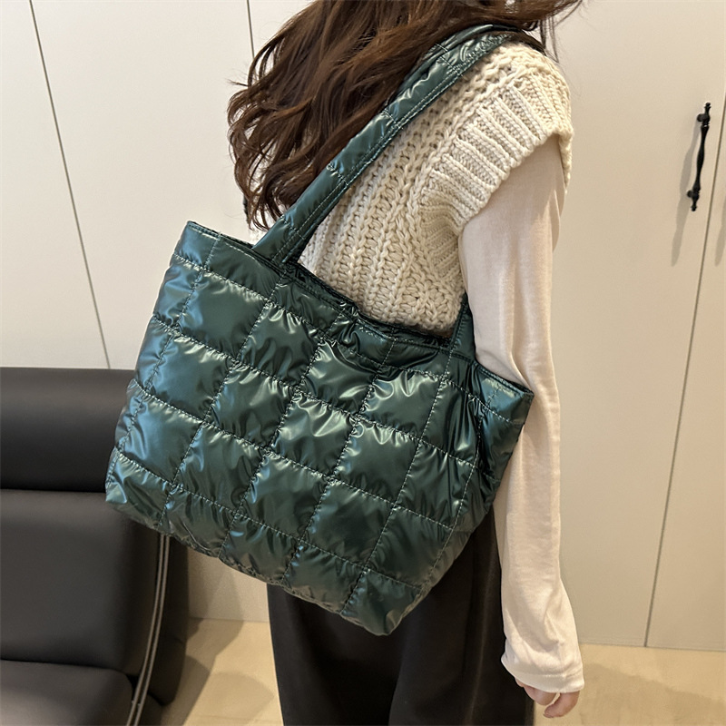 2025 otoño y invierno bolsas de algodón espacial de gran capacidad bolsas de hombro bolsas de pluma coreanas simples bolsas casuales para mujeres