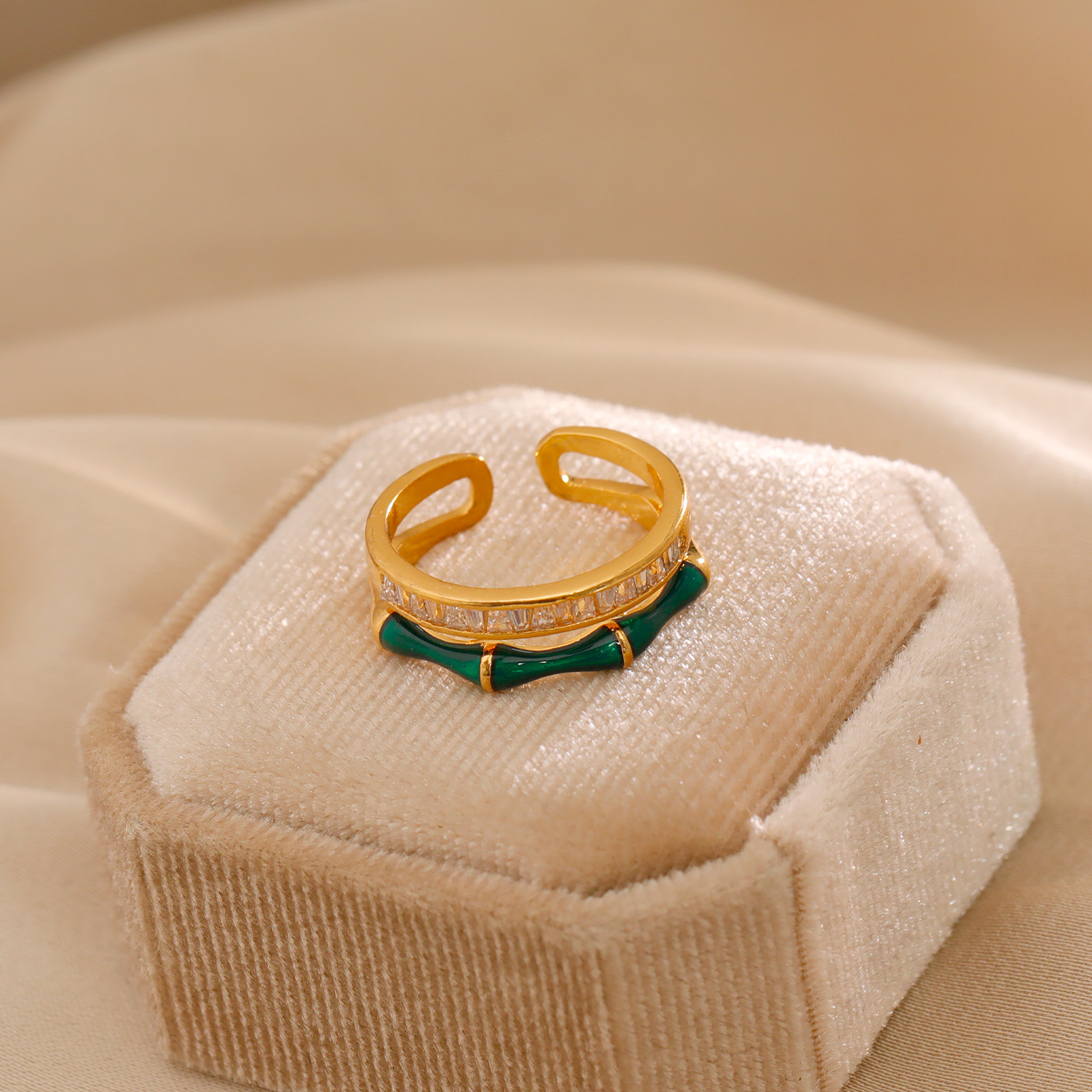 One size ring, 750 sample gold