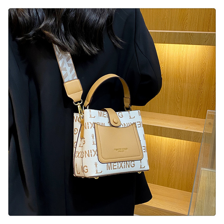 2023 Autumn New Live Broadcast Good Large Capacity Women's Single Shoulder Crossbody Bag Letter Retro Wide Shoulder Strap Bag for Women_voghion.com