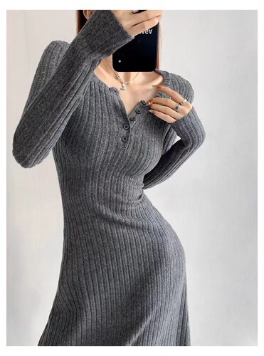 Sassy sister vibes! A knitted sweater dress—perfect for spring and autumn, featuring a relaxed, laid-back style with a waist-defining design and a mid-length cut.