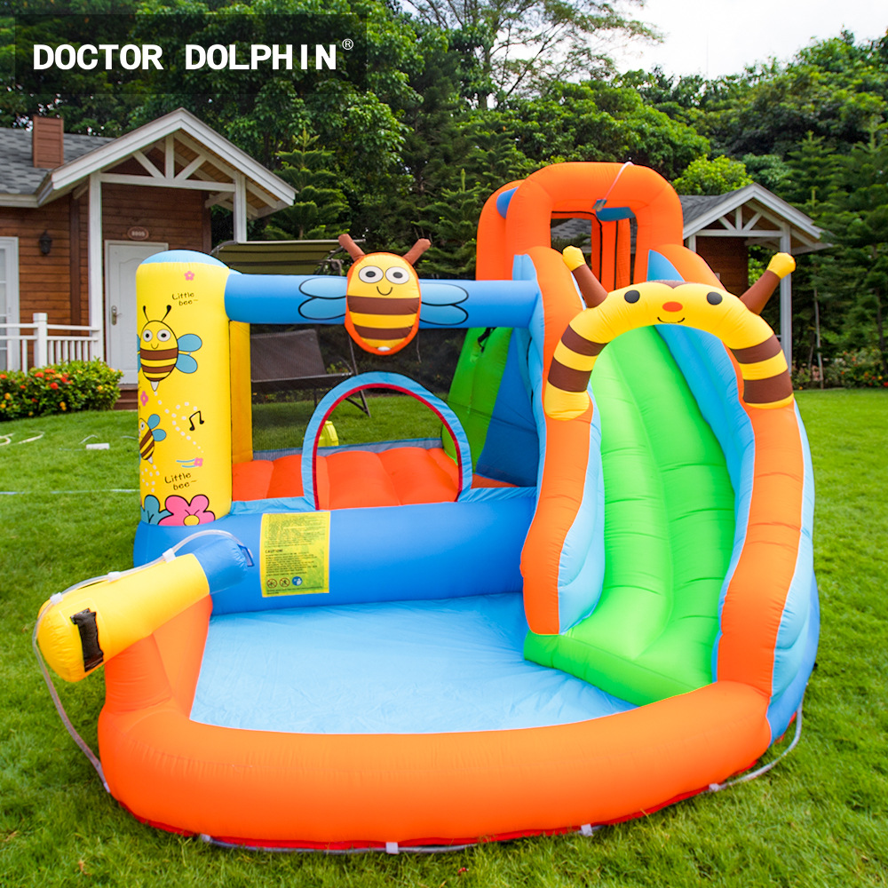 Castillo inflable para niños Doctor Dolphin, pequeño parque de atracciones, tobogán inflable para uso doméstico con rociador de agua, pequeño trampolín inflable para exteriores.