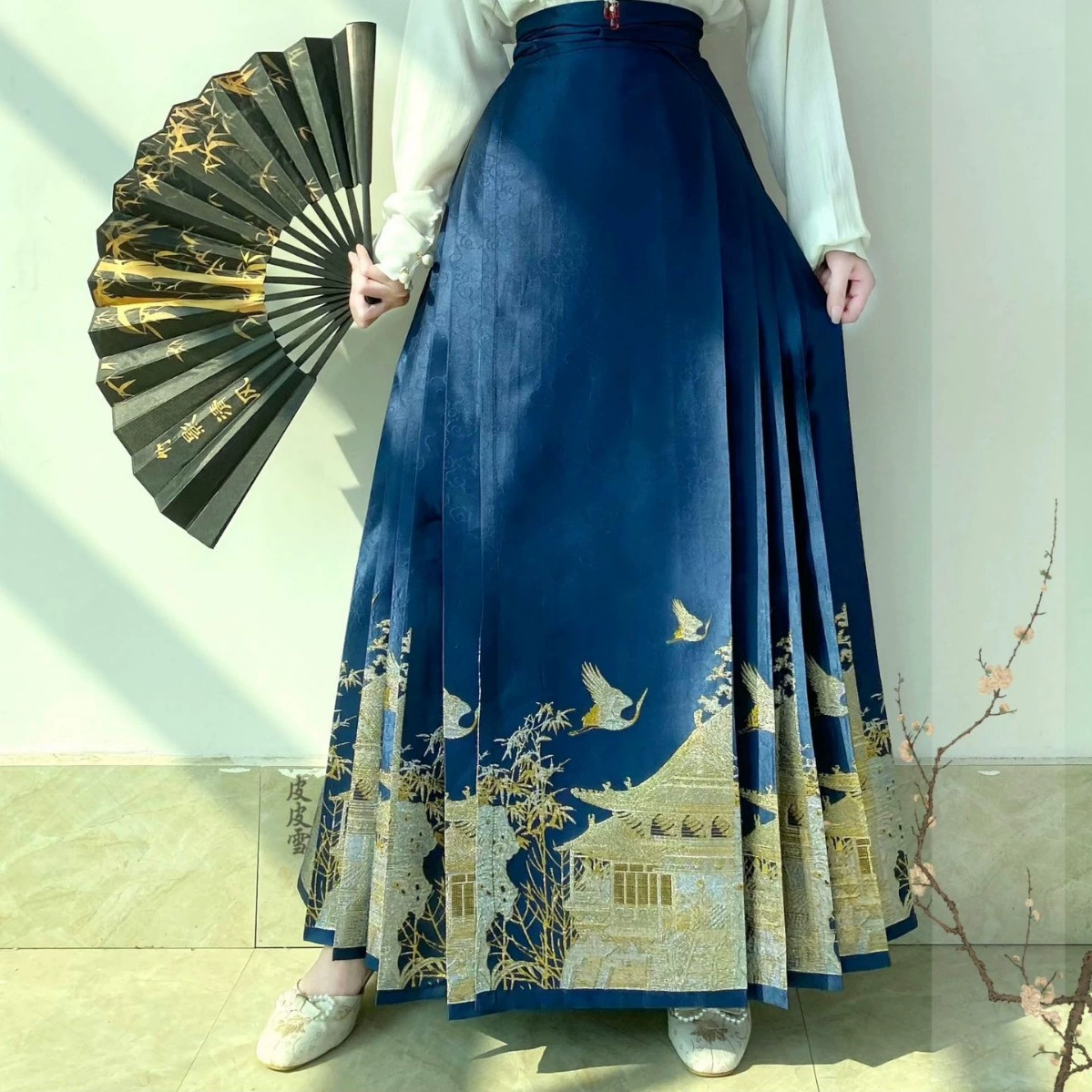 [Башня желтого журавля] Платье с золотым конским лицом