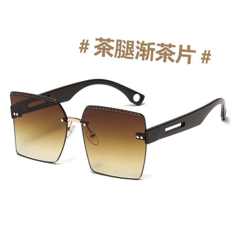 Gafas de sol a prueba de sol curvadas europeas y americanas gafas de sol a prueba de UV de corte liso de moda de las mujeres