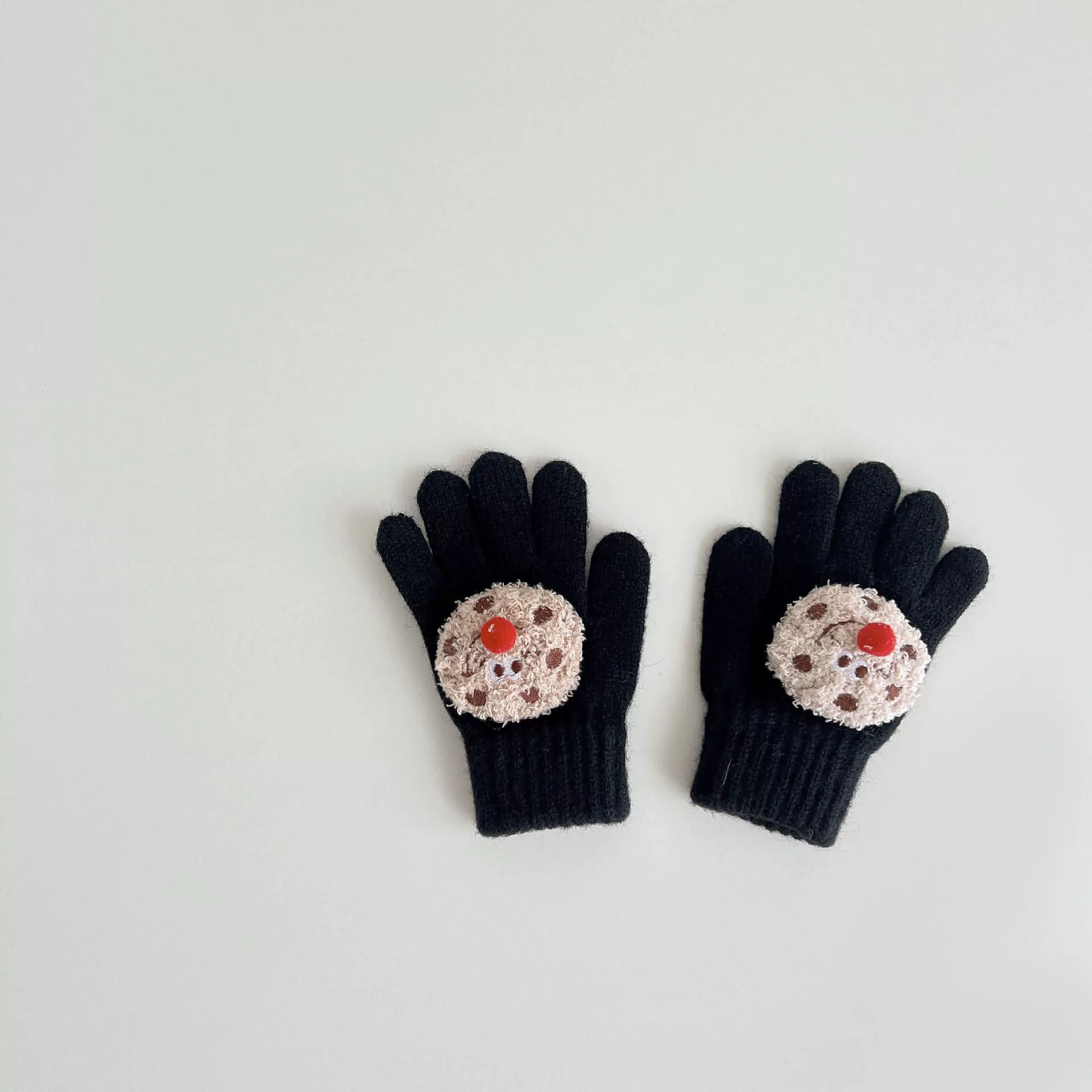 Children's keep warm winter gloves to go out, three dimensional doll for students