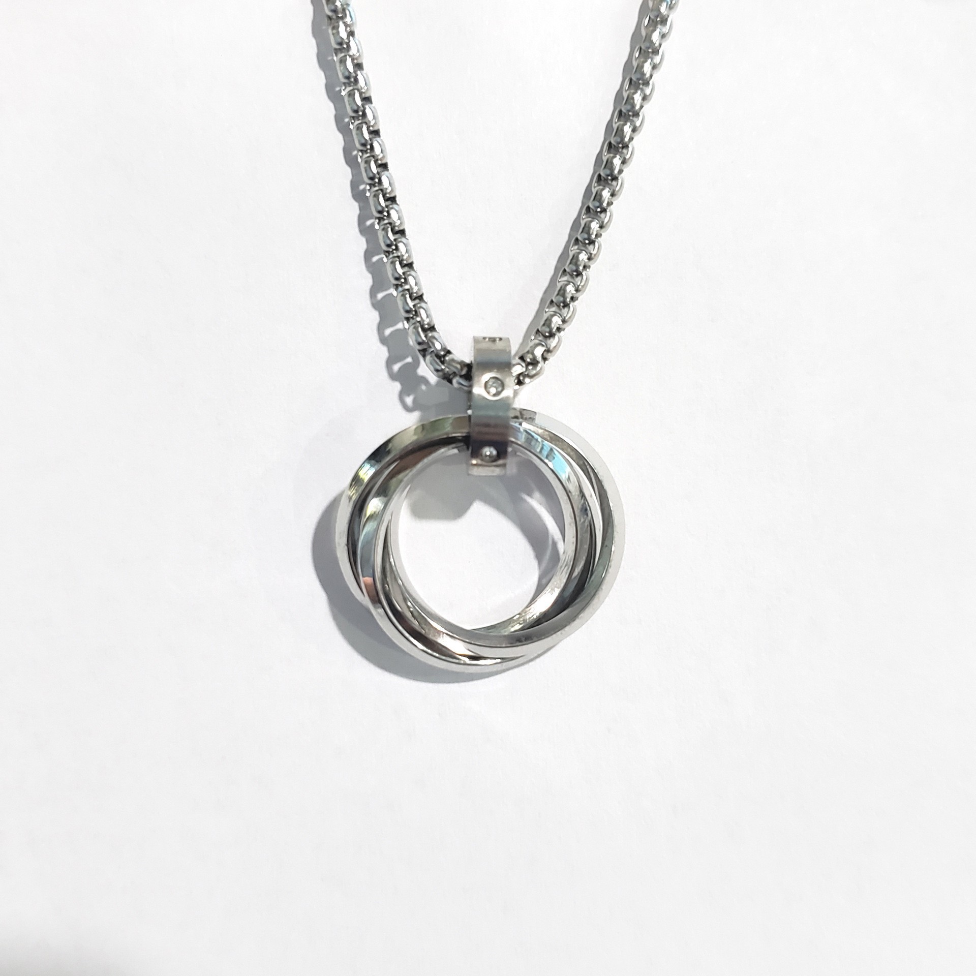 De gama alta de moda versátil suéter Cadena de nicho joyería colgante de los hombres de las mujeres collar de acero de titanio Yiwu Accesorios al por mayor