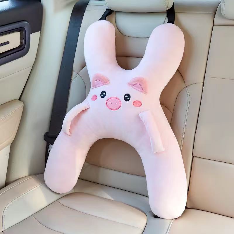 車の上で枕を抱いて子供の車の上で後列に寝ます。|undefined