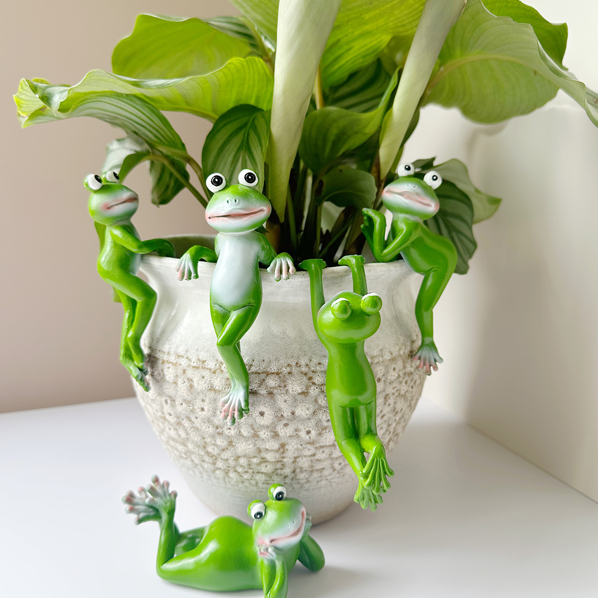 Home and Garden Decoration Desktop Ornaments Personalized Creative Green Frog Resin Crafts Bonsai Decoration Pendants