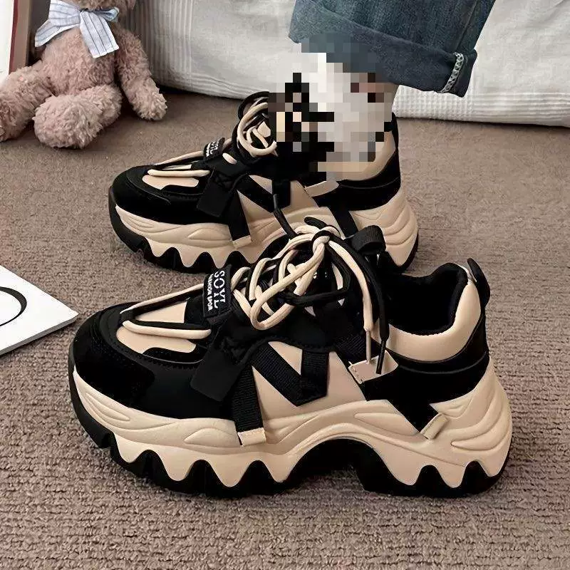 Модные женские кроссовки на толстой подошве, увеличивающие рост, весна 2025 года, новые универсальные спортивные туфли для женщин.