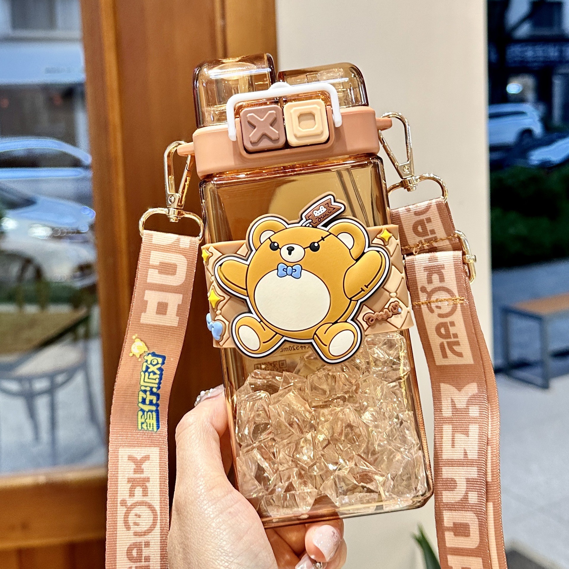 Botella de agua para niños para la escuela, material Tritan portátil, irrompible y resistente a altas temperaturas, diseño de oso de fresa.