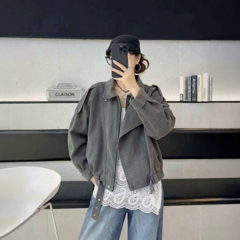 Korean style loose retro denim jacket for women, 2026 autumn new style, waist-cinching lapel, fashionable and slimming workwear top.