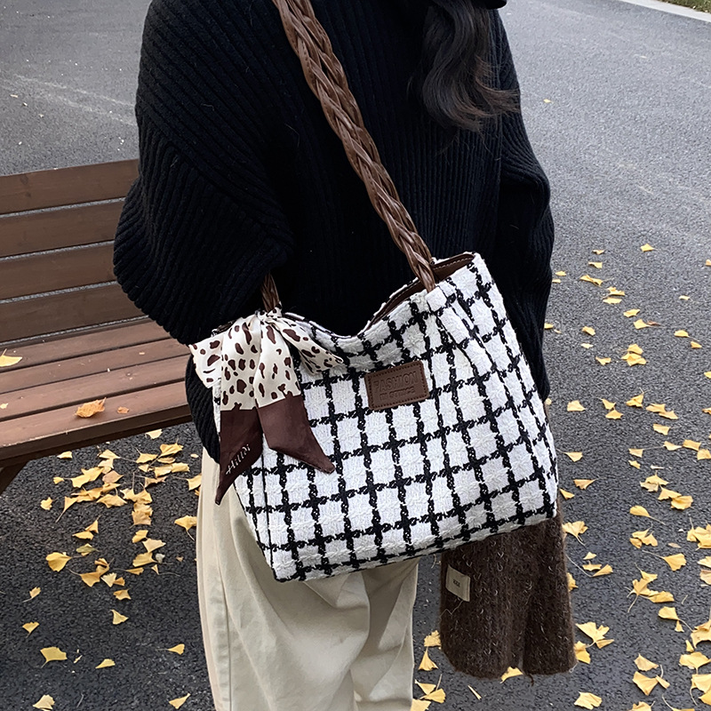 Bolsa de gran capacidad para mujeres 2025, nuevo tipo de bolso de hombro, bolso de compras de viaje, popular para mujeres.