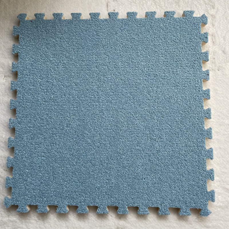 アリの絨毯をつなぎ合わせて、毛の絨毯の泡のマットを敷きます。