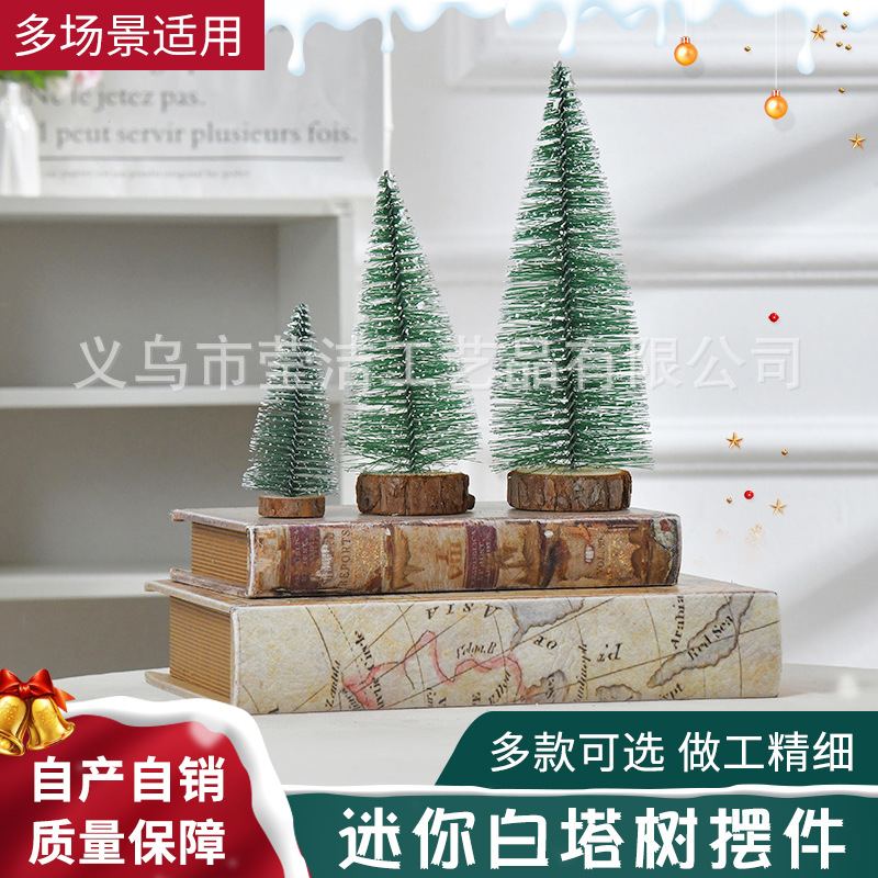 Adornos navideños miniatura con árboles de pino con copas blancas, copos de nieve, agujas de pino y agujas de cedro para crear escenas y ambiente.