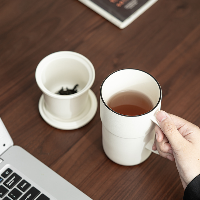 手描きの遠山《大容量》陶磁器のお茶の分離の湯飲みの蓋が付いています。|undefined