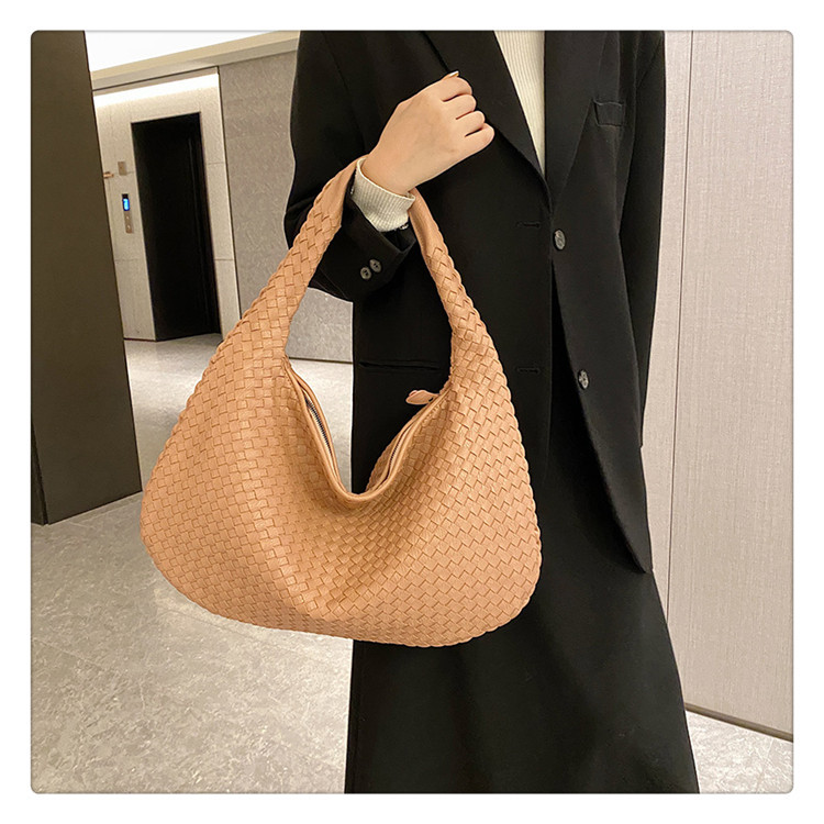 Women's Medium Pu Leather Solid Color Vintage Style Classic Style Weave Zipper Straw Bag display picture 11