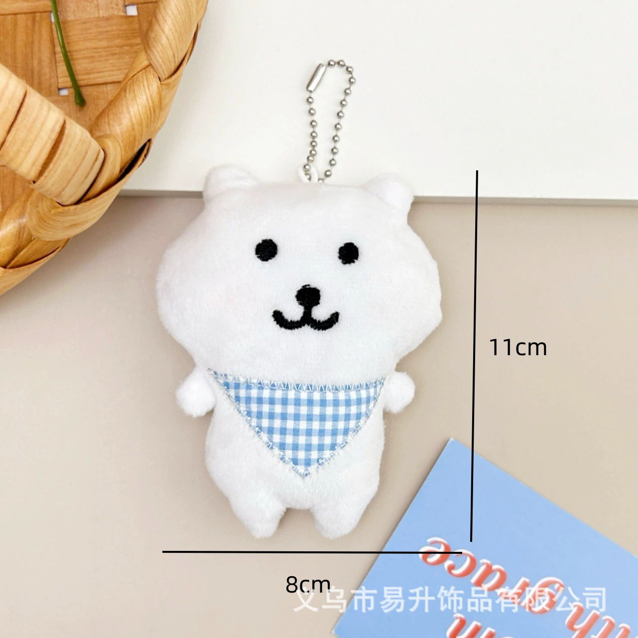 Кормовая слюнявая салфетка? Eating bib, plush doll, pendant, scarf, bag decoration -> Переведу как