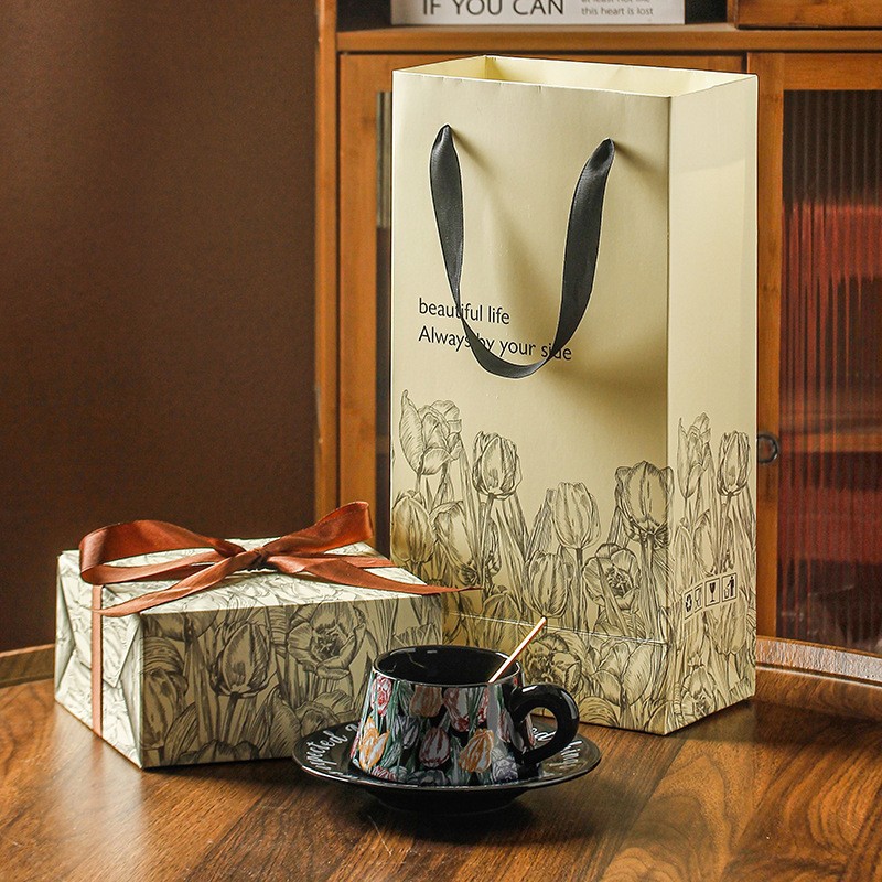 Taza de tulipán negro, bolsas de regalo + cucharas