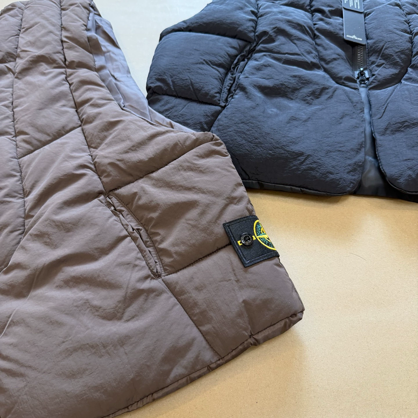 Жилет Stone Island, наполненный хлопком, деконструированный разрезной силуэт, однотонный, размеры M–XXL