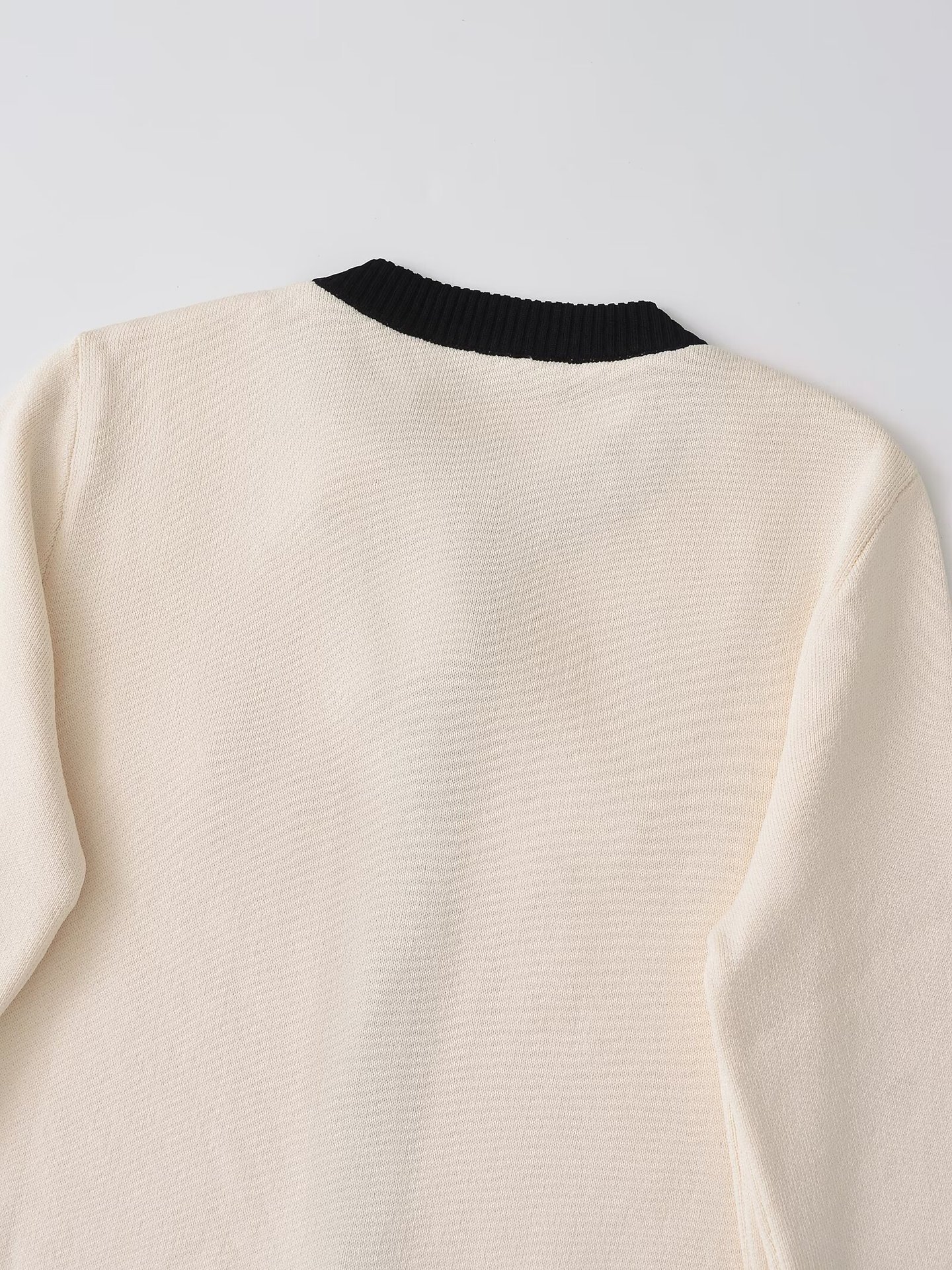 Damenbekleidung 2024 Herbst und Winter neue Mode kontrastierende goldreihige Strickjacke_voghion.com