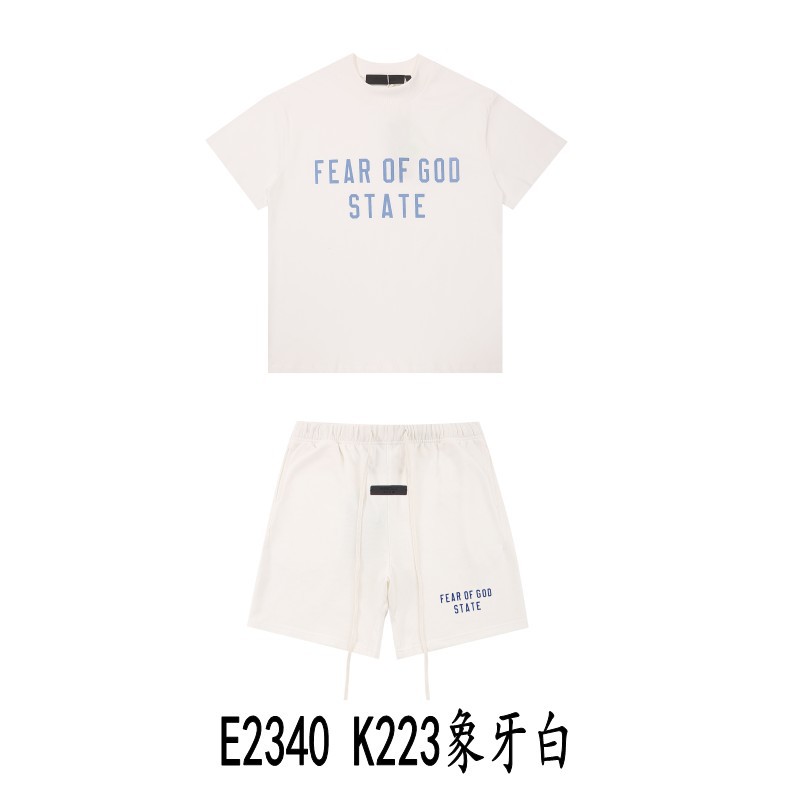 Una pieza de la marca de moda FOG de doble línea ESSENTIALS letra con lema impreso camiseta de manga corta para hombres y mujeres media manga en la calle