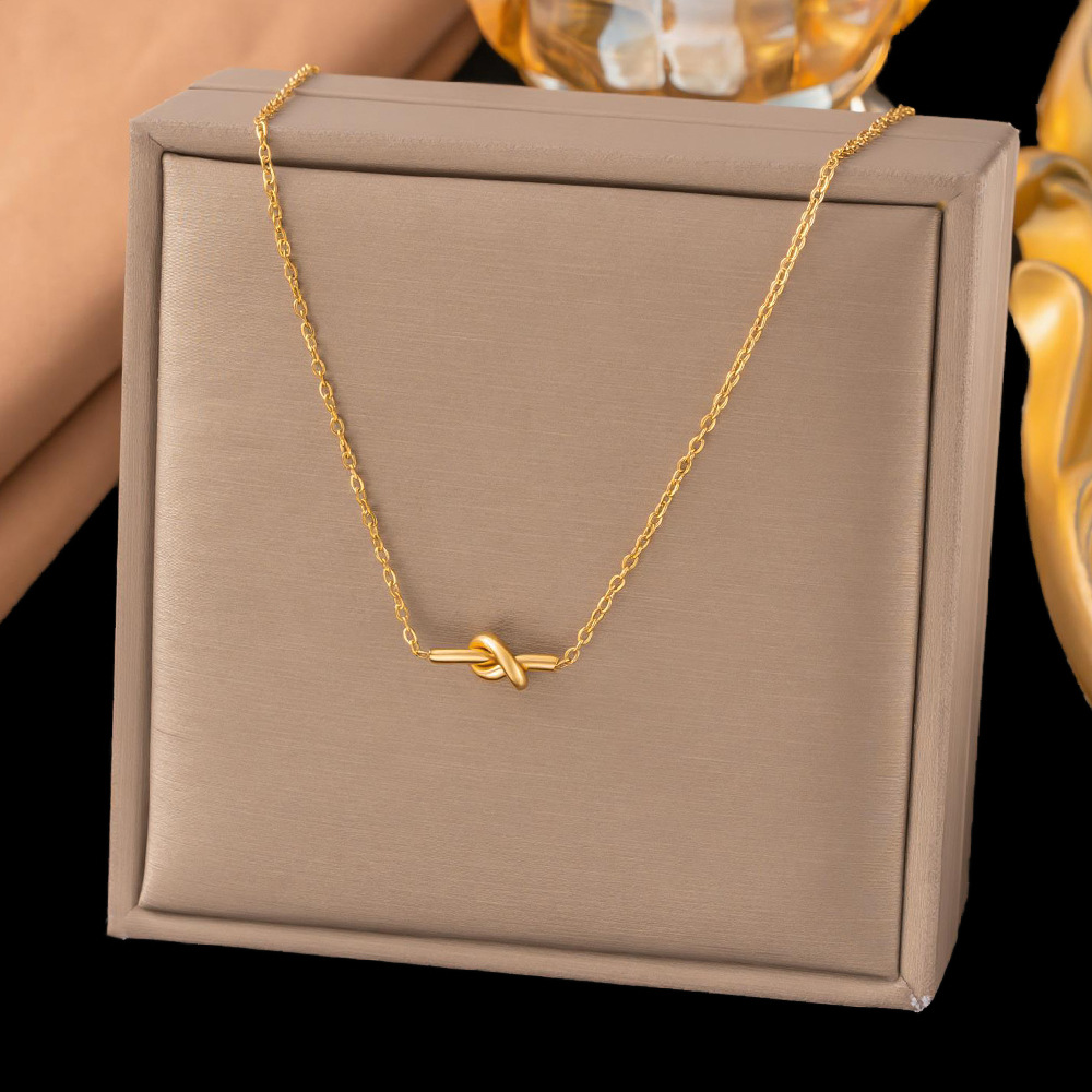 [collar de acero de titanio dorado + acero] collar de amor de nicho con cadena de clavícula avanzada en la moda de lujo ligero femenino