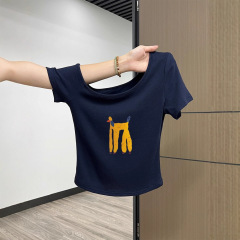 オフショルダーショートネイビーブルー半袖Tシャツレディース夏韓国風スリムフィットシックでユニークな斜め肩ニッチトップ