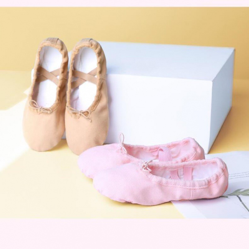 Dancing shoes children soft sole girl gules Practice shoes black Training shoes China Ethnic dancing shoes Dancing shoes