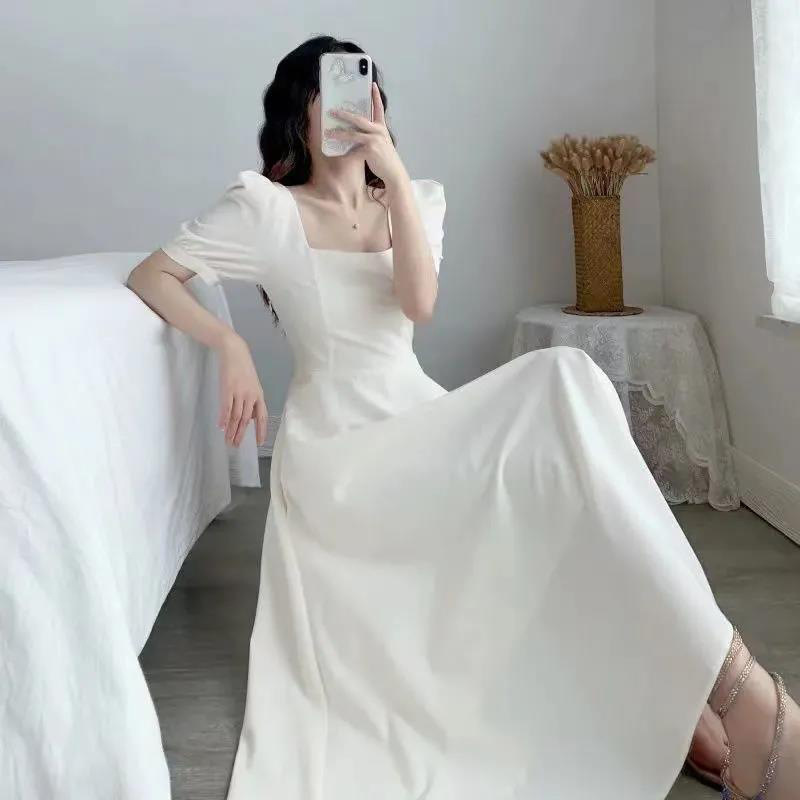 泡袖の方襟の白いヘボンの軽熟風のワンピースの女性の白いスカートは腰を収めてやせている気質が見えます。|undefined