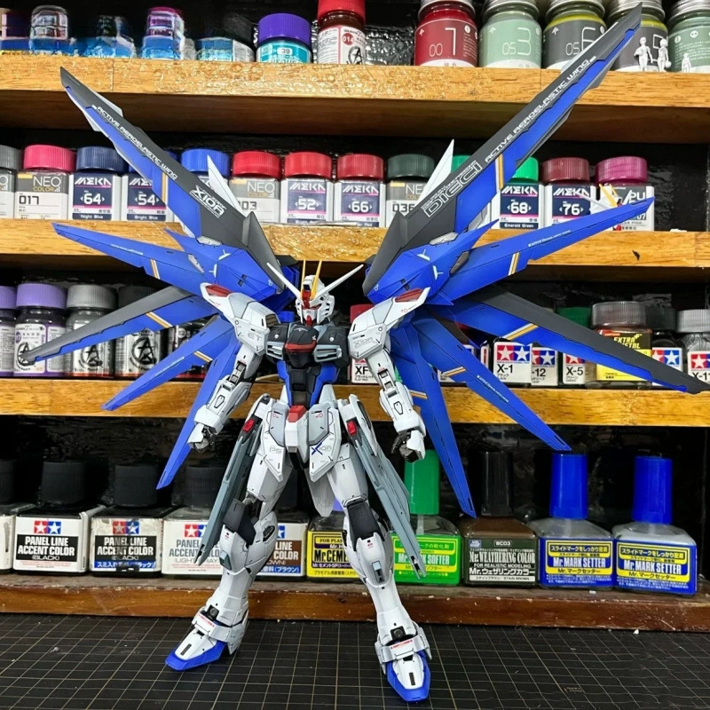Сборная модель (Gundam) 1/100 — мультивариант Unicorn/Freedom, подвижный мех с оружием и подставкой