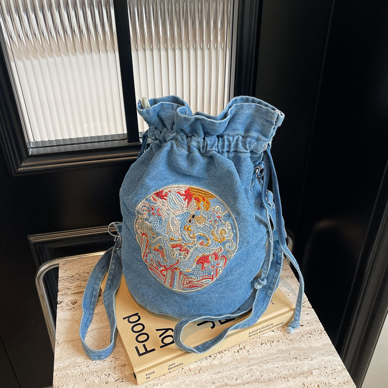 2024 nueva mochila bordada de estilo chino bolso de hombro de mezclilla casual transfronterizo bolso de mensajero personalizado bolso de cubo