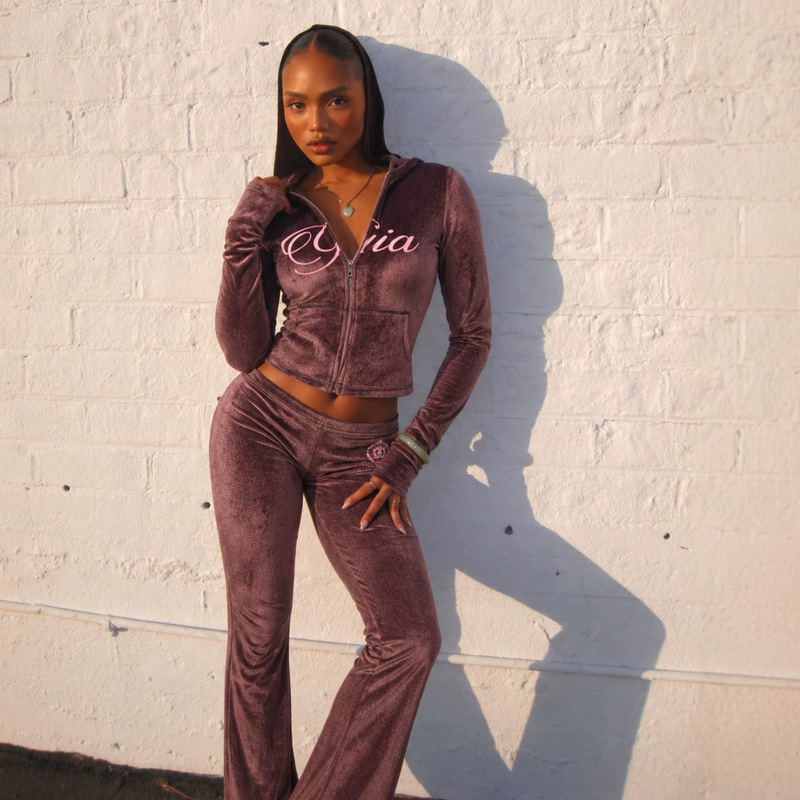 Gia's new autumn fashion sports suit features a slim-fit hooded top with letter print and comfortable, simple long pants Gia's new autumn fashion sports suit features a slim-fit hooded top with letter print and comfortable, simple long pants