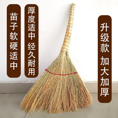 手でコウリャンの苗を編んで、家庭用の古いほうきを厚くします。