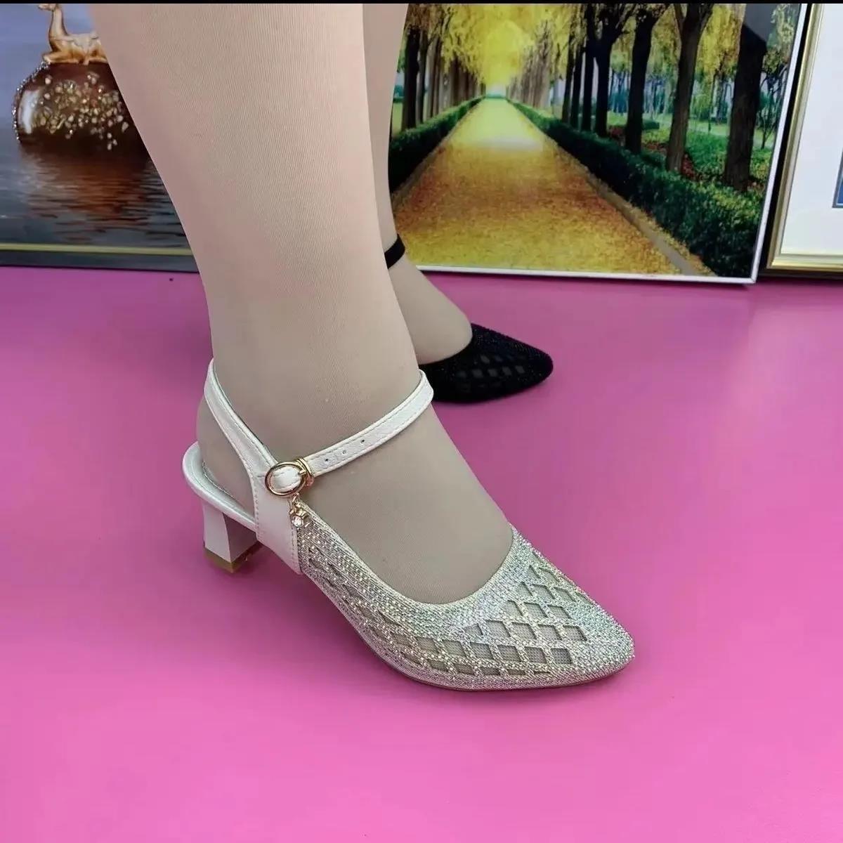 Sandalias de moda sandalias de diamantes de imitación Sandalias de tacón bajo hebilla de malla zapatos de moda nuevos zapatos de mujer huecos transpirables zapatos de mamá