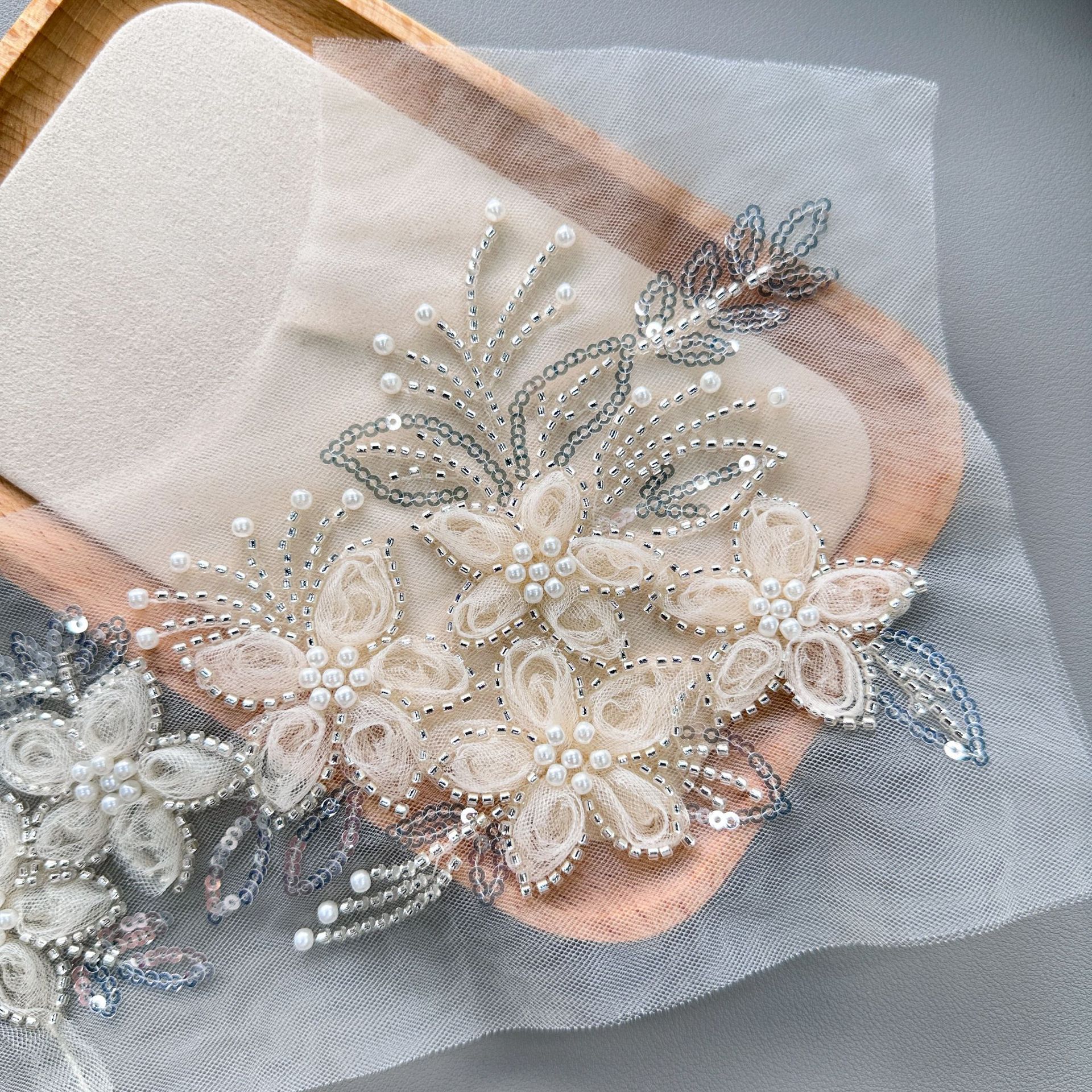 Malla de perlas bordado tridimensional bordado de encaje con cuentas apliques DIY accesorios Ropa Accesorios de boda fábrica en stock