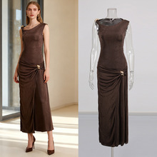 棕色单侧金属扣褶皱连衣裙2025秋季新款女装无袖修身高级感长裙