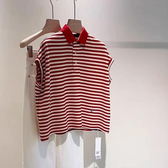 太ったmmの特大サイズの300斤の夏はヨーロッパのファッションの高級感の縞模様のPOLO襟tシャツの女性POLOシャツの女性を着ています