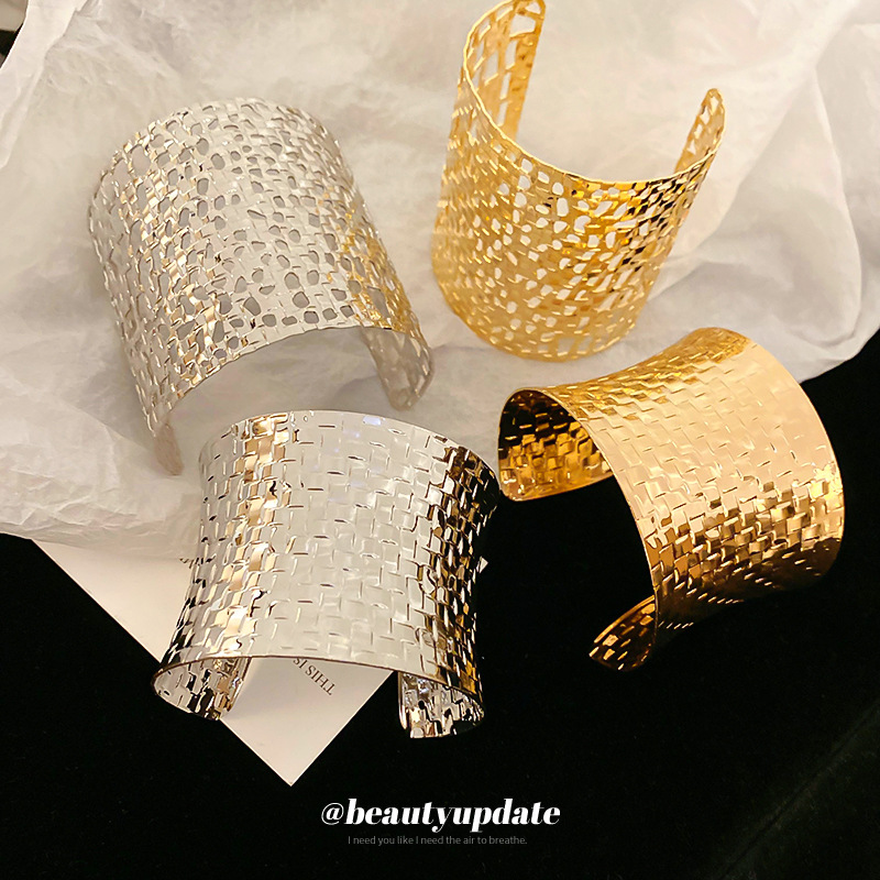 Pulsera tejida hueca europea y americana de estilo explosivo, brazalete de mujer de lujo ligero, pulsera de temperamento de alta gama, novia, el mismo estilo, joyería atmosférica