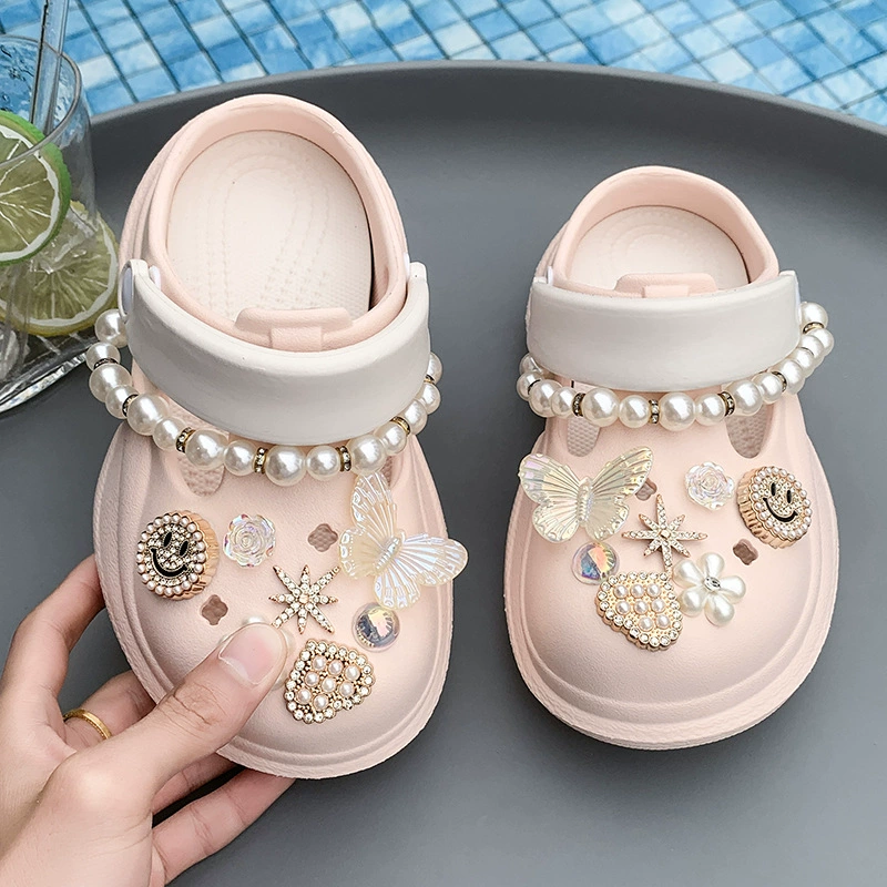 Детские сандалии с жемчужными отверстиями своими руками, летние новинки 2025 года, аксессуары для обуви, сандалии с декоративной пряжкой в виде трехмерного цветка