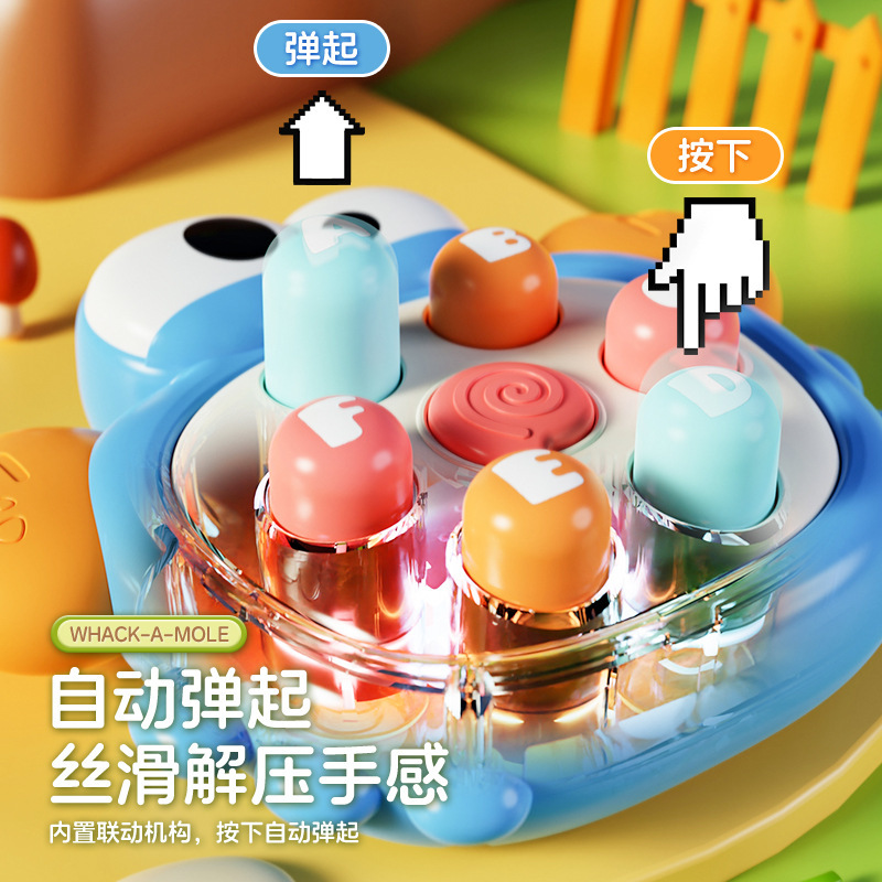 打地鼠子供がおもちゃを叩いています。男の子と子供の赤ちゃんは知能が早くデスクトップゲームを教えています。|undefined