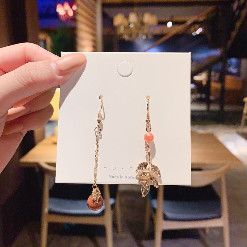 Luz de lujo de alto nivel nicho de diseño femenino sensación de aretes de bordilla temperamento perla asimetría joyería perla al por mayor